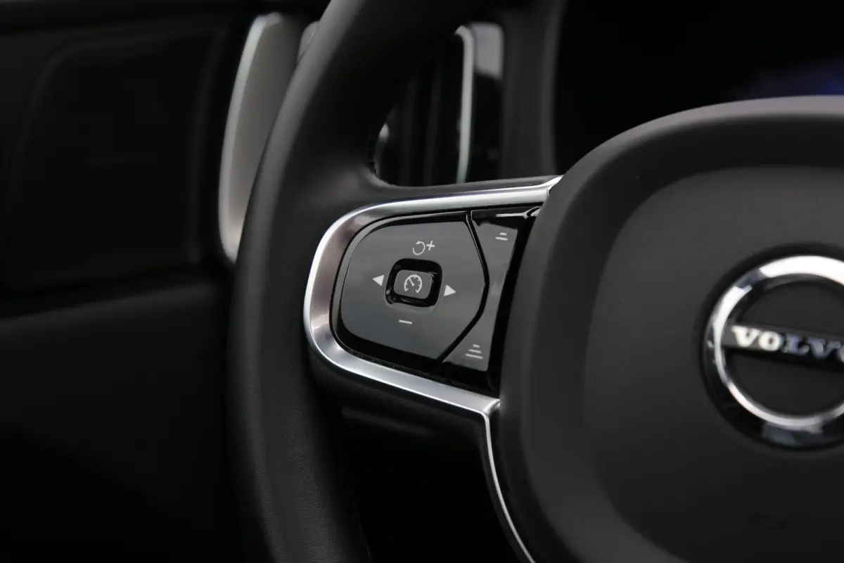 2.0 T6 Plug-in hybrid Long Range AWD Plus Dark*Perfect Volvo Onderh.*Pano/Elek. Trekhaak/R-Design Stoelen/Stoelverw.V+A/Stuurverw./ACC/Pilot ass./360 Camera/Memorie/BLIS/Parkeersens.V+A/21 i