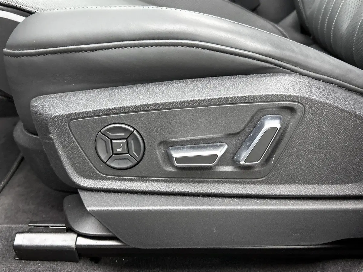 55 quattro S Edition 115 kWh 408 PK | S-line l Adaptive Cruise Control l Panoramadak l Luchtvering | Bang & Olufsen Premium 3D l 360 Camera l Trekhaak l Apple Carplay | Android Auto l Privac