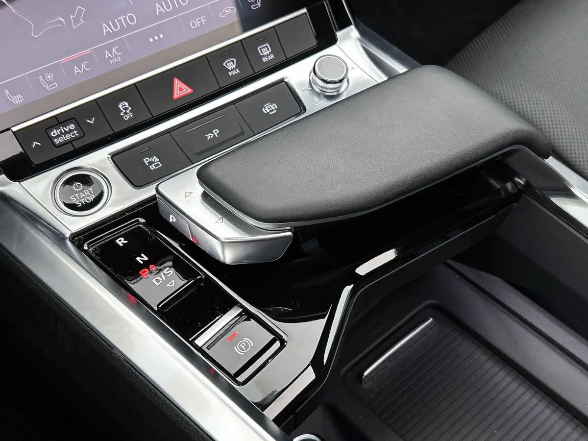 55 quattro S Edition 115 kWh 408 PK | S-line l Adaptive Cruise Control l Panoramadak l Luchtvering | Bang & Olufsen Premium 3D l 360 Camera l Trekhaak l Apple Carplay | Android Auto l Privac