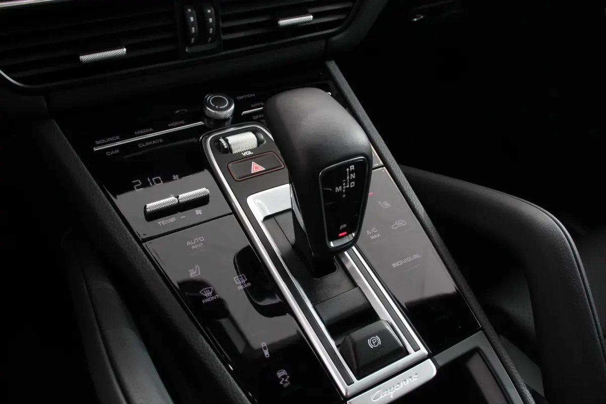 3.0 E-Hybrid 462pk Platinum Edition DEMO! Luchtvering Leder Panoramadak Camera Navigatie Elektrisch bedienbare achterklep Apple Carplay/ Android Auto Sfeerverlichting Cruise control