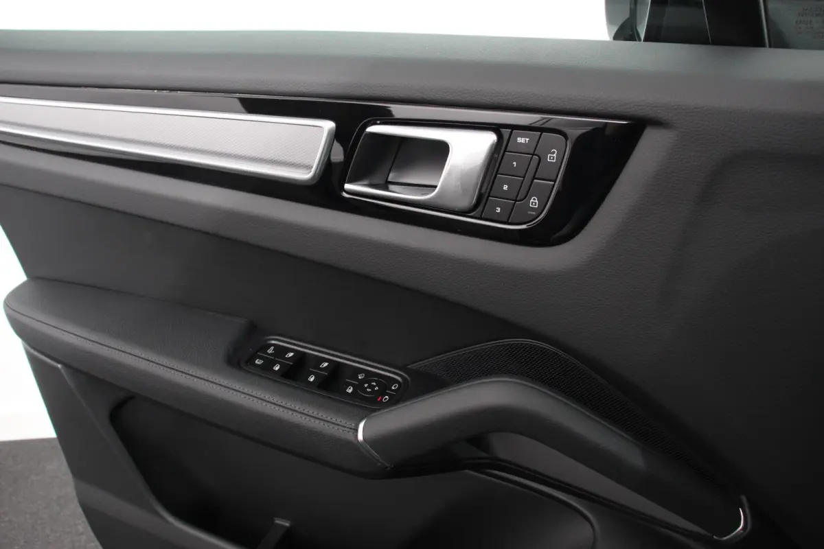 3.0 E-Hybrid 462pk Platinum Edition DEMO! Luchtvering Leder Panoramadak Camera Navigatie Elektrisch bedienbare achterklep Apple Carplay/ Android Auto Sfeerverlichting Cruise control
