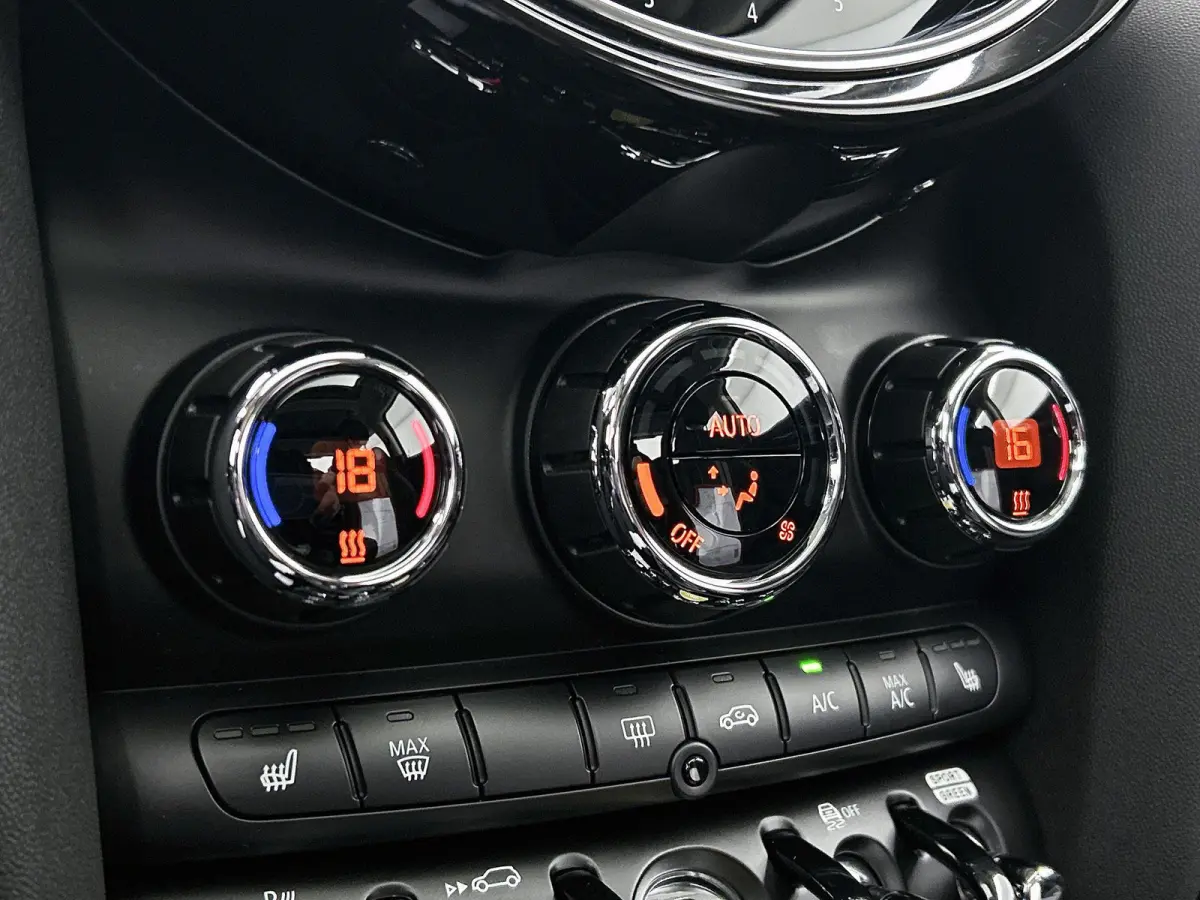 Essential 33 kWh | 98% SOH | Premium Plus Pack | Automaat | Panoramadak | Apple Carplay | Head up display | Virtual cockpit | Camera | Stoel verwarming | DAB | Harman Kardon | Sfeerverlichti