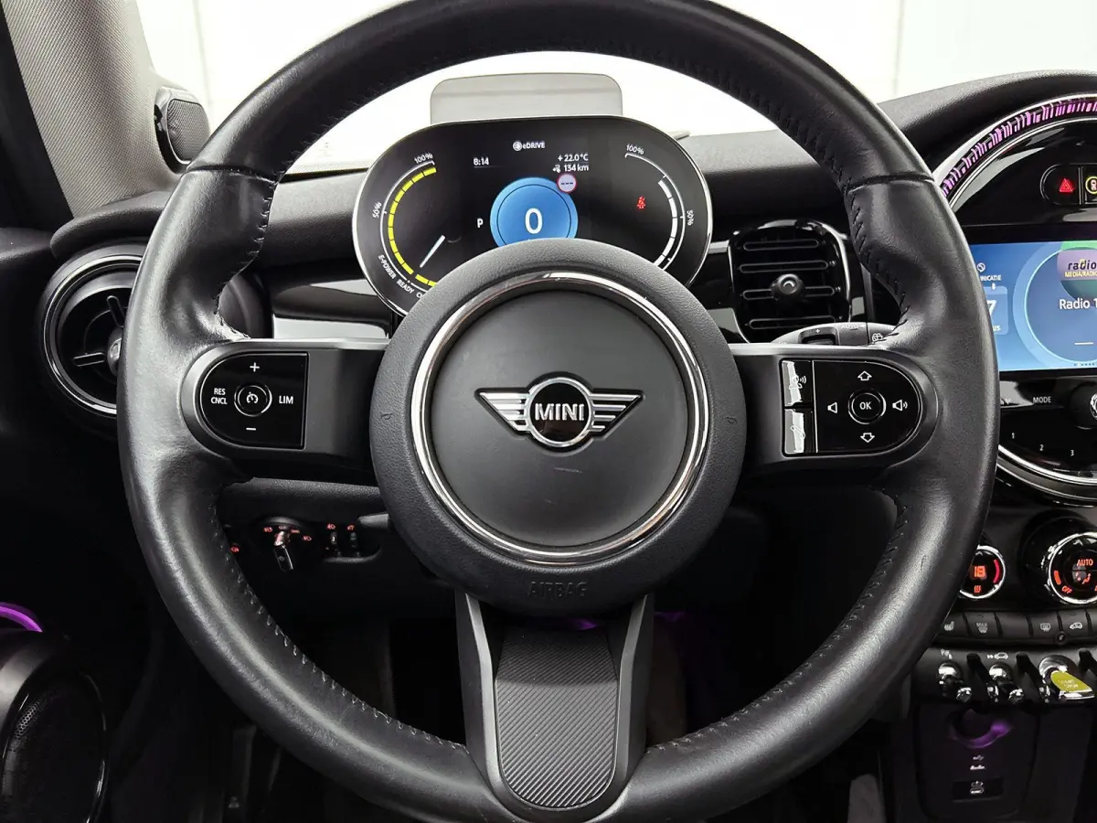 Essential 33 kWh | 98% SOH | Premium Plus Pack | Automaat | Panoramadak | Apple Carplay | Head up display | Virtual cockpit | Camera | Stoel verwarming | DAB | Harman Kardon | Sfeerverlichti