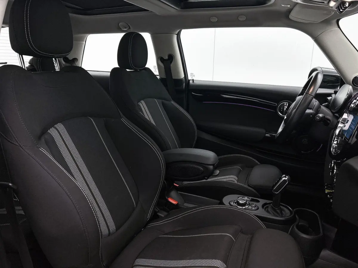 Essential 33 kWh | 98% SOH | Premium Plus Pack | Automaat | Panoramadak | Apple Carplay | Head up display | Virtual cockpit | Camera | Stoel verwarming | DAB | Harman Kardon | Sfeerverlichti