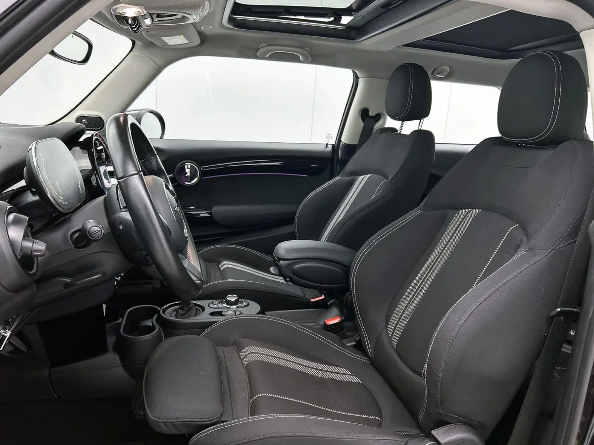 Essential 33 kWh | 98% SOH | Premium Plus Pack | Automaat | Panoramadak | Apple Carplay | Head up display | Virtual cockpit | Camera | Stoel verwarming | DAB | Harman Kardon | Sfeerverlichti