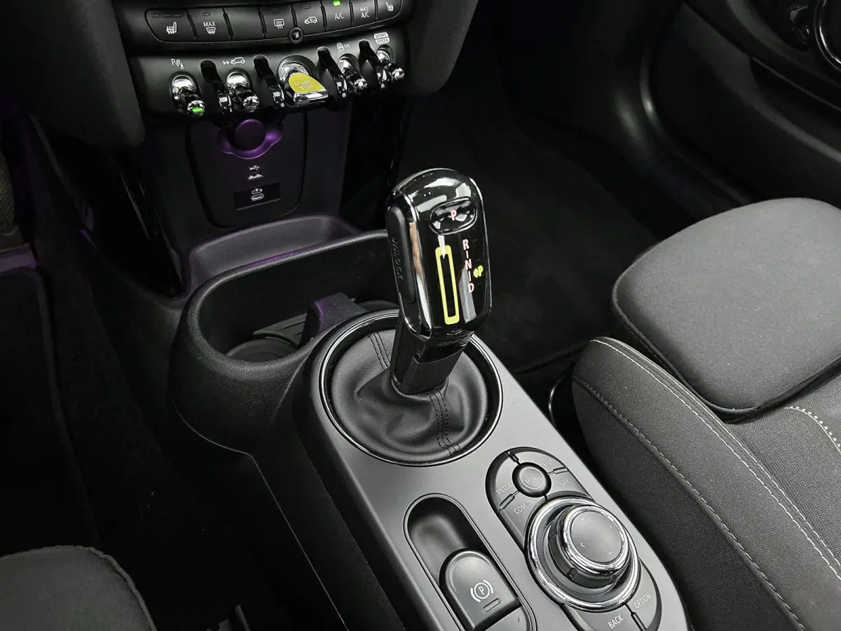 Essential 33 kWh | 98% SOH | Premium Plus Pack | Automaat | Panoramadak | Apple Carplay | Head up display | Virtual cockpit | Camera | Stoel verwarming | DAB | Harman Kardon | Sfeerverlichti