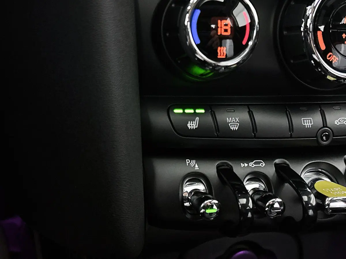 Essential 33 kWh | 98% SOH | Premium Plus Pack | Automaat | Panoramadak | Apple Carplay | Head up display | Virtual cockpit | Camera | Stoel verwarming | DAB | Harman Kardon | Sfeerverlichti