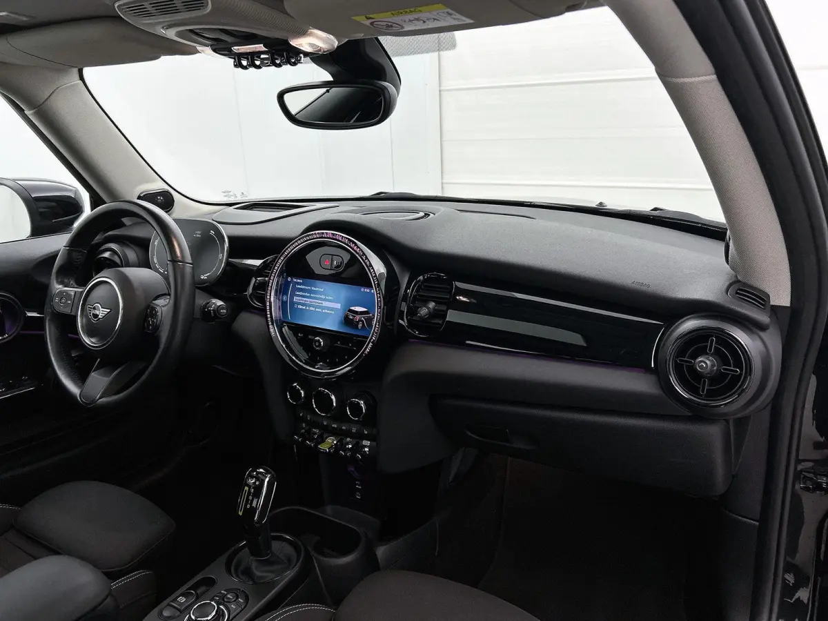 Essential 33 kWh | 98% SOH | Premium Plus Pack | Automaat | Panoramadak | Apple Carplay | Head up display | Virtual cockpit | Camera | Stoel verwarming | DAB | Harman Kardon | Sfeerverlichti