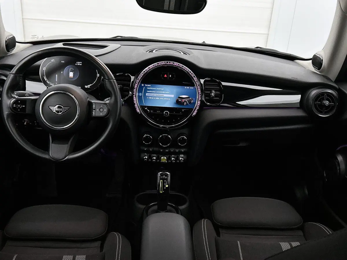 Essential 33 kWh | 98% SOH | Premium Plus Pack | Automaat | Panoramadak | Apple Carplay | Head up display | Virtual cockpit | Camera | Stoel verwarming | DAB | Harman Kardon | Sfeerverlichti