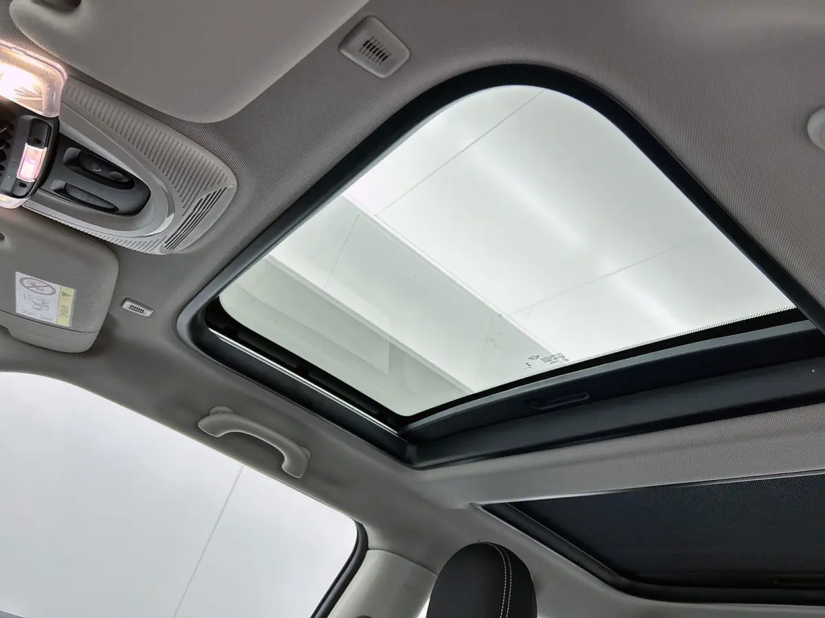 Essential 33 kWh | 98% SOH | Premium Plus Pack | Automaat | Panoramadak | Apple Carplay | Head up display | Virtual cockpit | Camera | Stoel verwarming | DAB | Harman Kardon | Sfeerverlichti