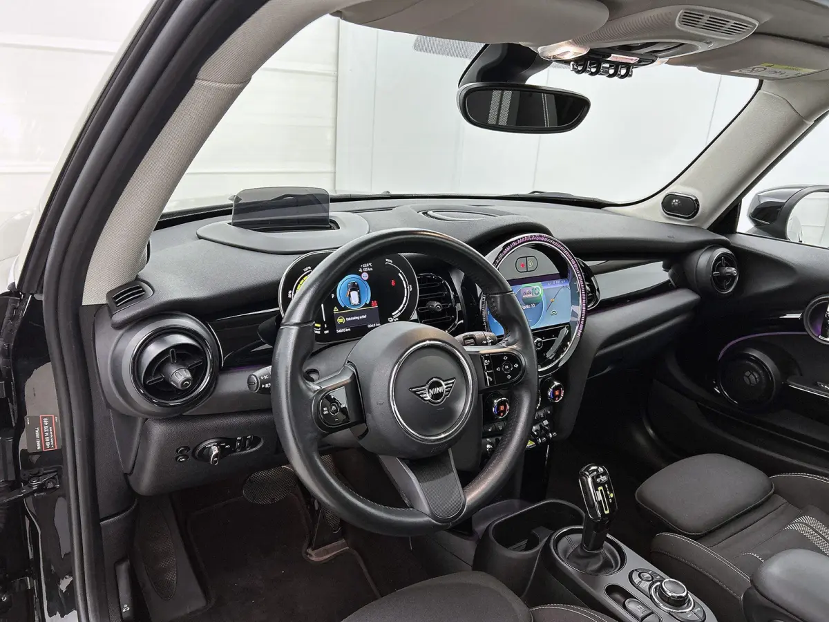 Essential 33 kWh | 98% SOH | Premium Plus Pack | Automaat | Panoramadak | Apple Carplay | Head up display | Virtual cockpit | Camera | Stoel verwarming | DAB | Harman Kardon | Sfeerverlichti