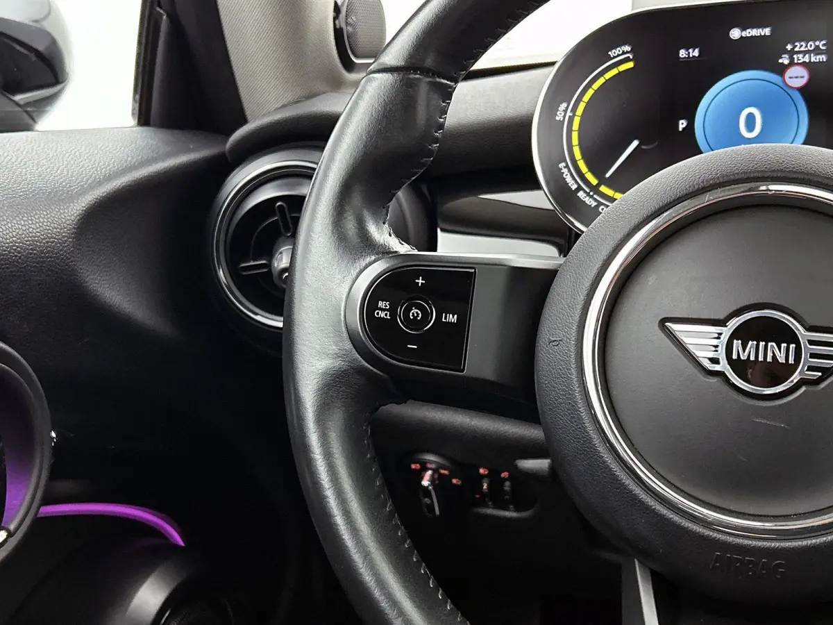 Essential 33 kWh | 98% SOH | Premium Plus Pack | Automaat | Panoramadak | Apple Carplay | Head up display | Virtual cockpit | Camera | Stoel verwarming | DAB | Harman Kardon | Sfeerverlichti
