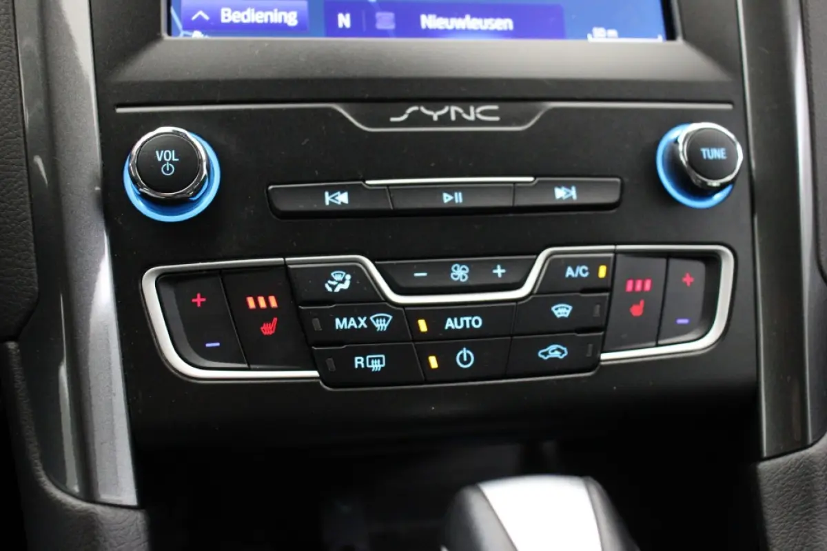 2.0 IVCT HEV Titanium - Carplay, Cruise, Clima, Stoelverw.