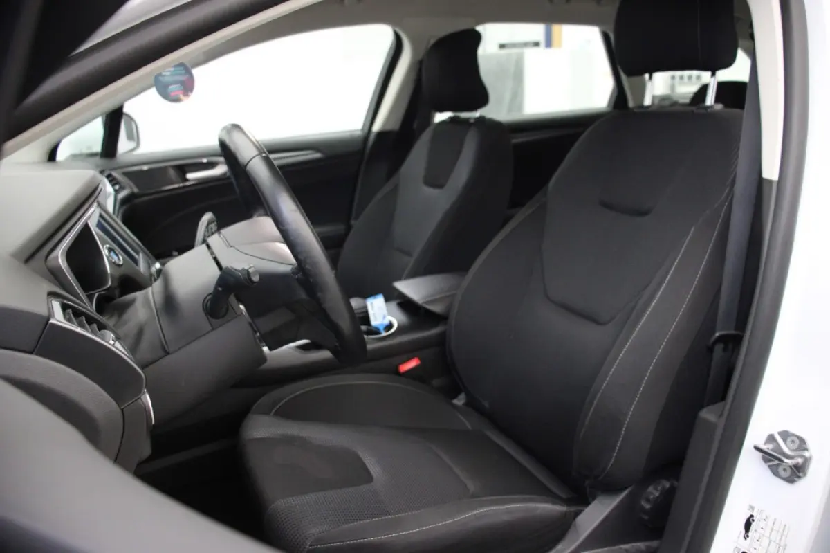 2.0 IVCT HEV Titanium - Carplay, Cruise, Clima, Stoelverw.