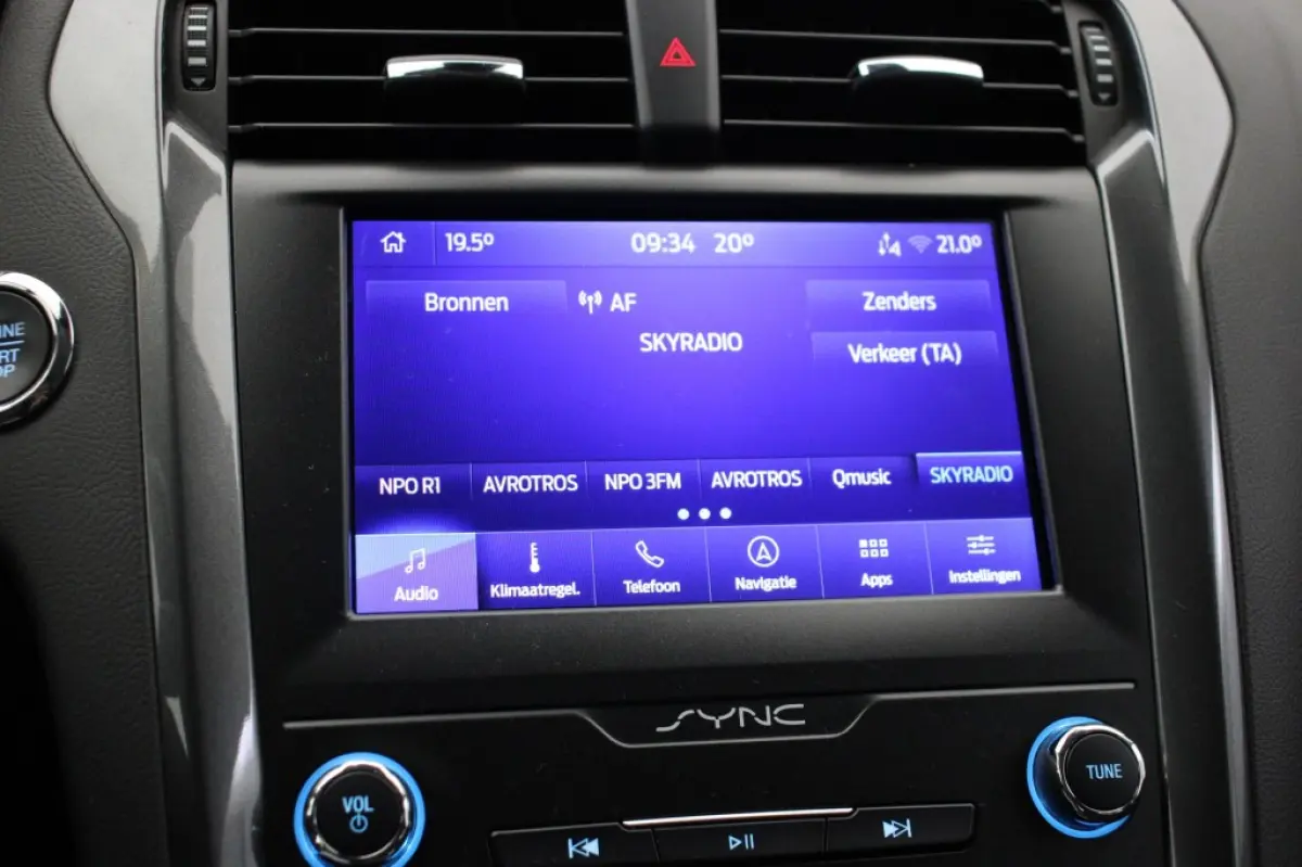 2.0 IVCT HEV Titanium - Carplay, Cruise, Clima, Stoelverw.