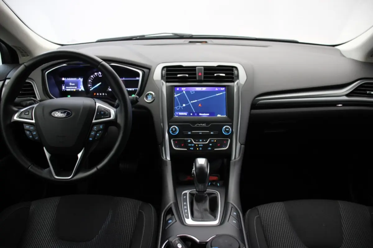 2.0 IVCT HEV Titanium - Carplay, Cruise, Clima, Stoelverw.