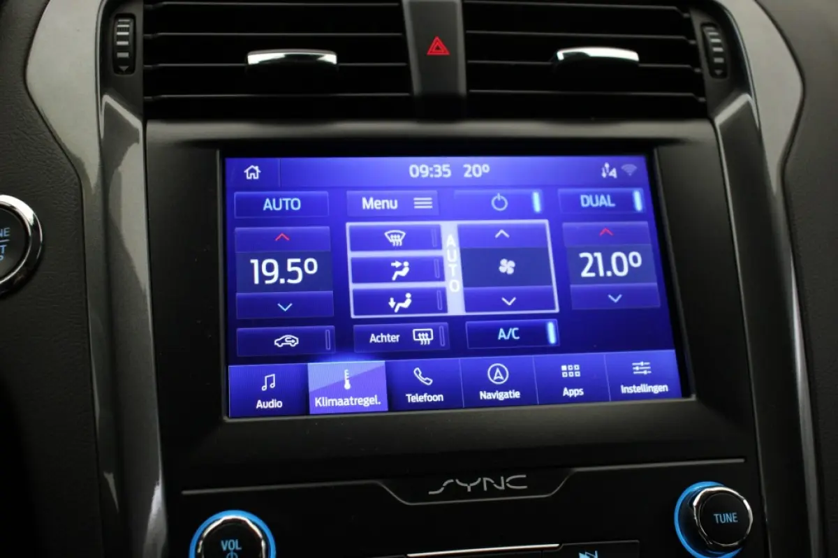2.0 IVCT HEV Titanium - Carplay, Cruise, Clima, Stoelverw.