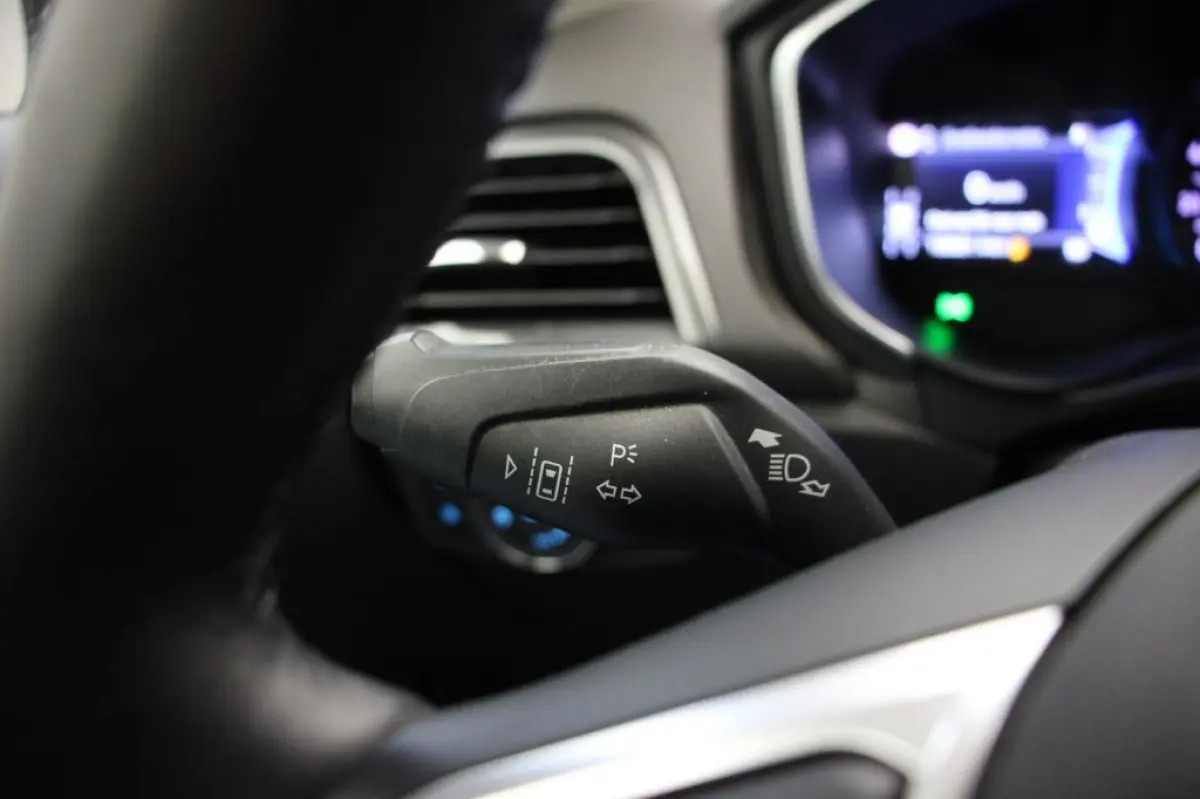 2.0 IVCT HEV Titanium - Carplay, Cruise, Clima, Stoelverw.