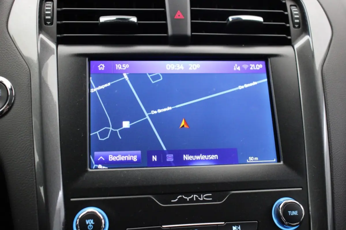 2.0 IVCT HEV Titanium - Carplay, Cruise, Clima, Stoelverw.
