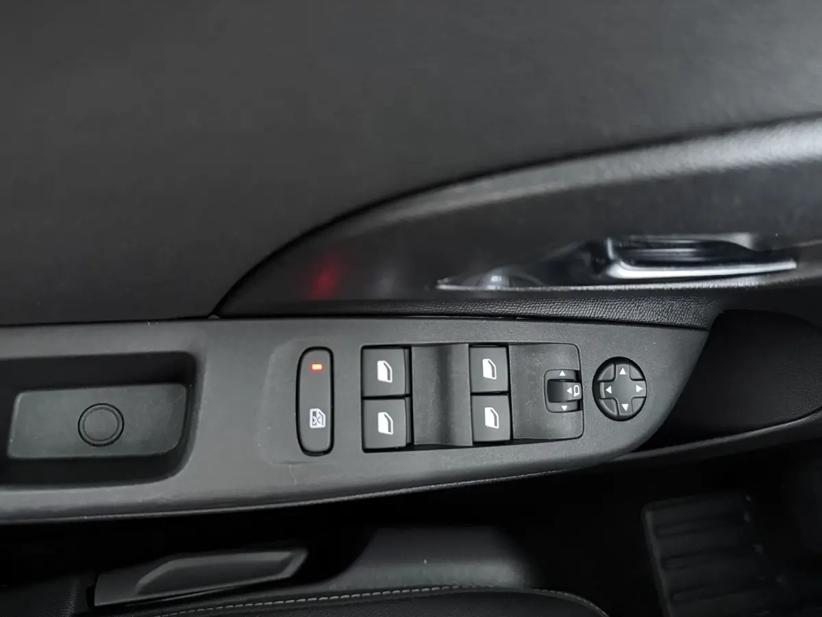 1.2 T. 145 pk Hybrid GS Navigatie / Camera / LED / 16"LMV