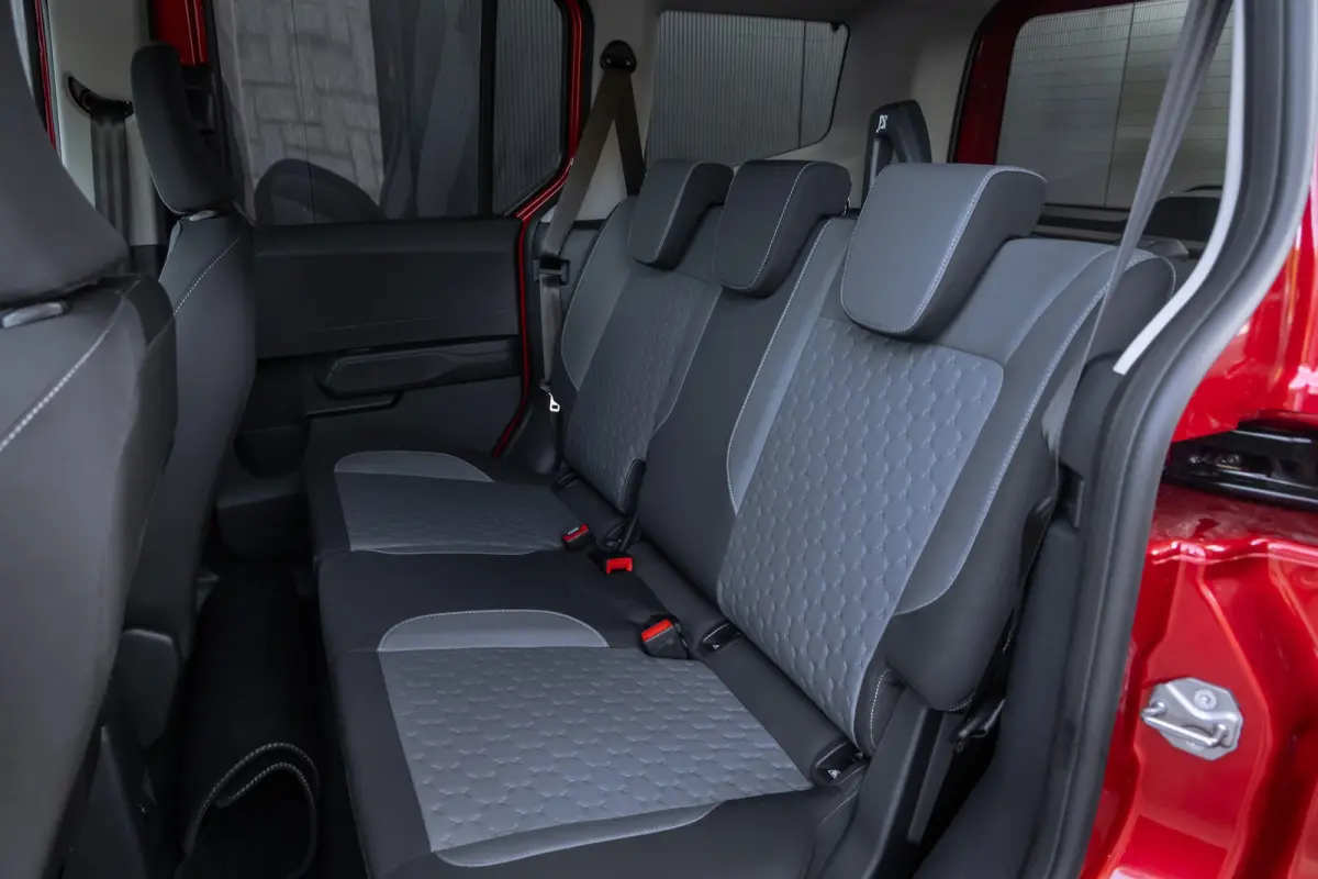 BEV Titanium | €7.535,- korting !! | Driver Assistance Pack incl. navigatie | Trekhaak | Achterlichten LED | BLIS met Cross Traffic Alert | Comfort-stoelen