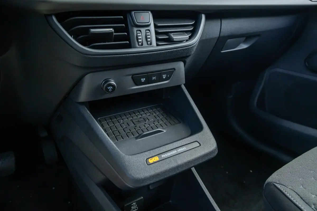 BEV Titanium | €7.535,- korting !! | Driver Assistance Pack incl. navigatie | Trekhaak | Achterlichten LED | BLIS met Cross Traffic Alert | Comfort-stoelen