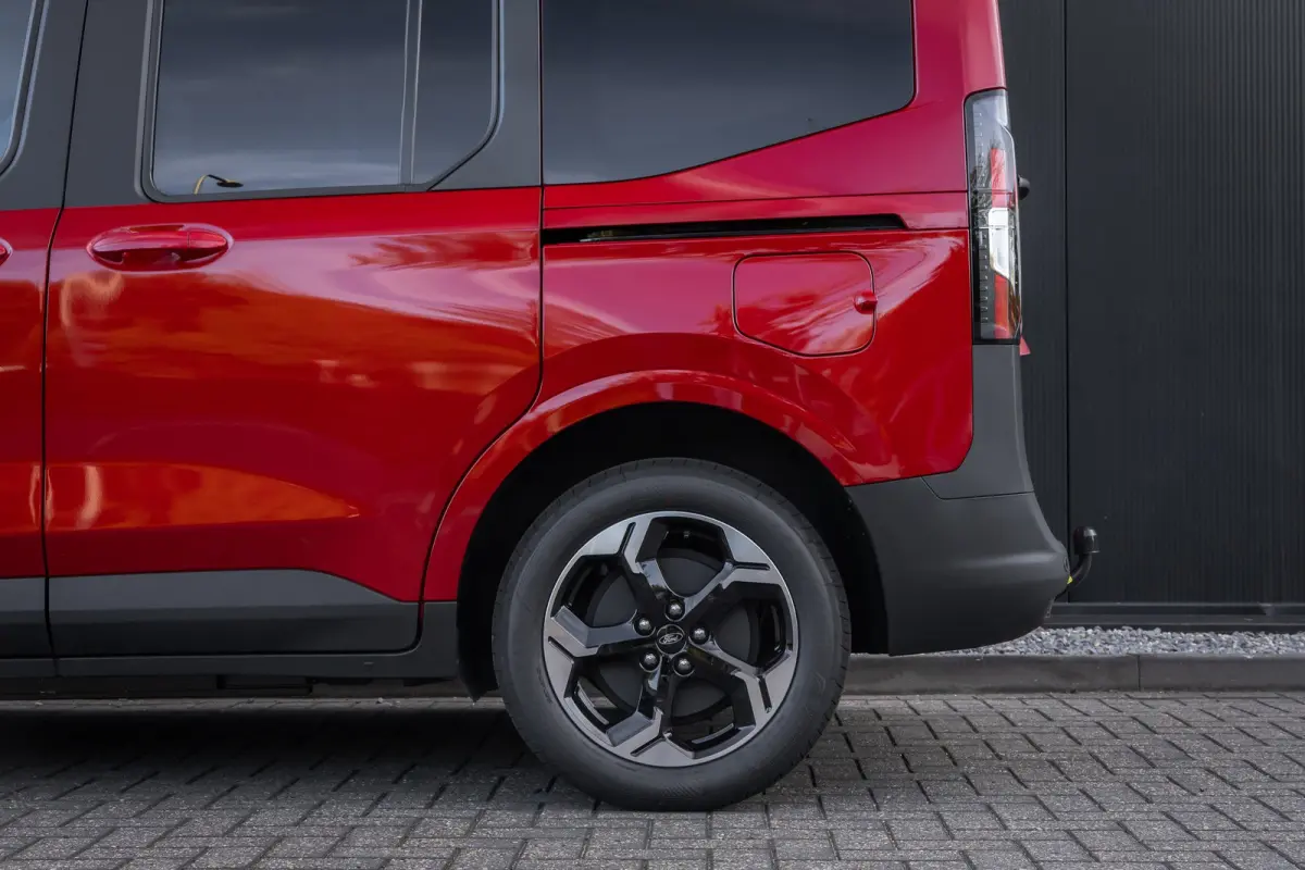 BEV Titanium | €7.535,- korting !! | Driver Assistance Pack incl. navigatie | Trekhaak | Achterlichten LED | BLIS met Cross Traffic Alert | Comfort-stoelen