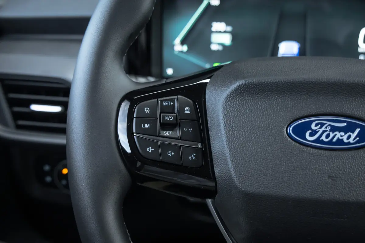 BEV Titanium | €7.535,- korting !! | Driver Assistance Pack incl. navigatie | Trekhaak | Achterlichten LED | BLIS met Cross Traffic Alert | Comfort-stoelen