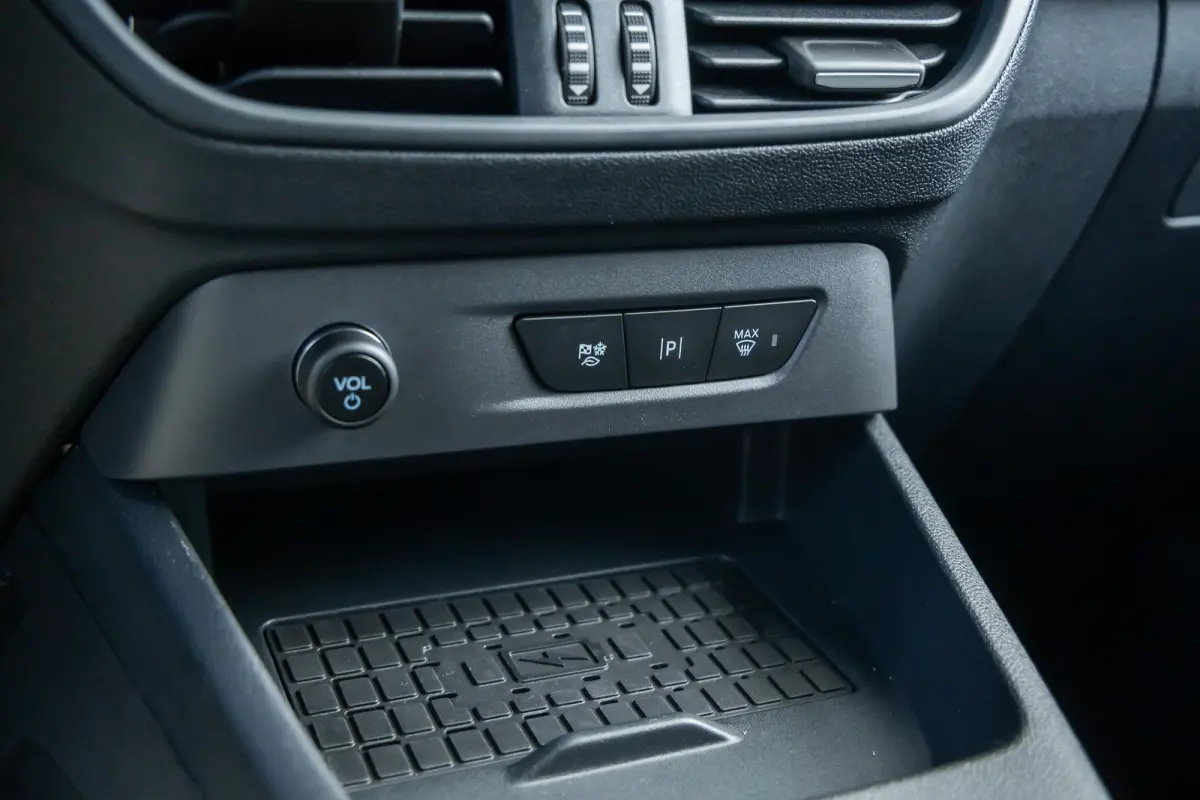 BEV Titanium | €7.535,- korting !! | Driver Assistance Pack incl. navigatie | Trekhaak | Achterlichten LED | BLIS met Cross Traffic Alert | Comfort-stoelen