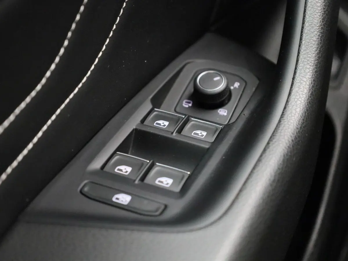 1.4 TSI eHybrid R-Line Business+ | Automaat | Virtual cockpit | Half-Leder | Trekhaak | Navigatie | Adap. Cruise control | Stoel/Stuur verwarming | Apple carplay | Climate control | Parkeer 