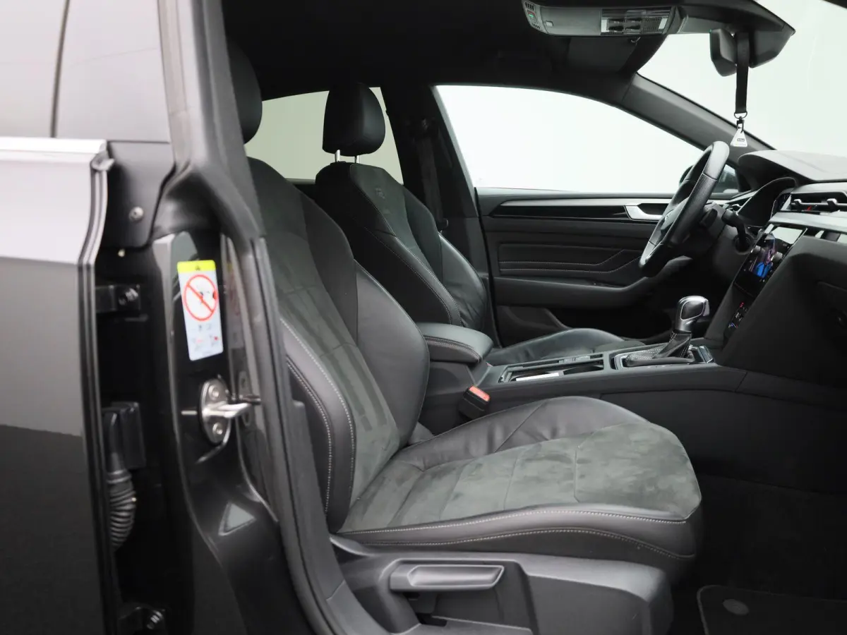 1.4 TSI eHybrid R-Line Business+ | Automaat | Virtual cockpit | Half-Leder | Trekhaak | Navigatie | Adap. Cruise control | Stoel/Stuur verwarming | Apple carplay | Climate control | Parkeer 