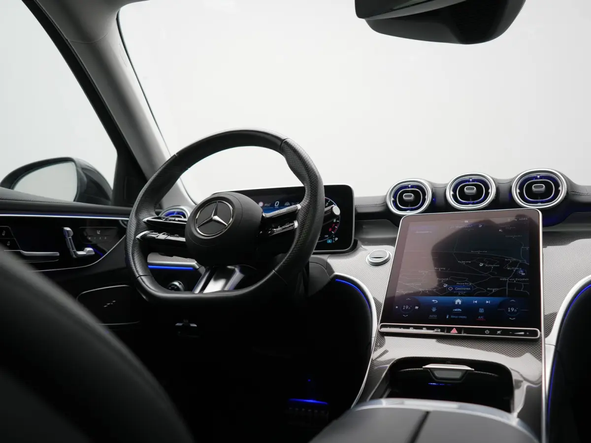 300 e AMG Line PHEV 313pk Dealer O.H | Trekhaak Af Fabriek | Panodak | Alcatara Sportstoelen Memory & Verwarmd | 360 Camera | Adaptive Cruise | Digital LED | BLIS | Sfeerverlichting | Apple 