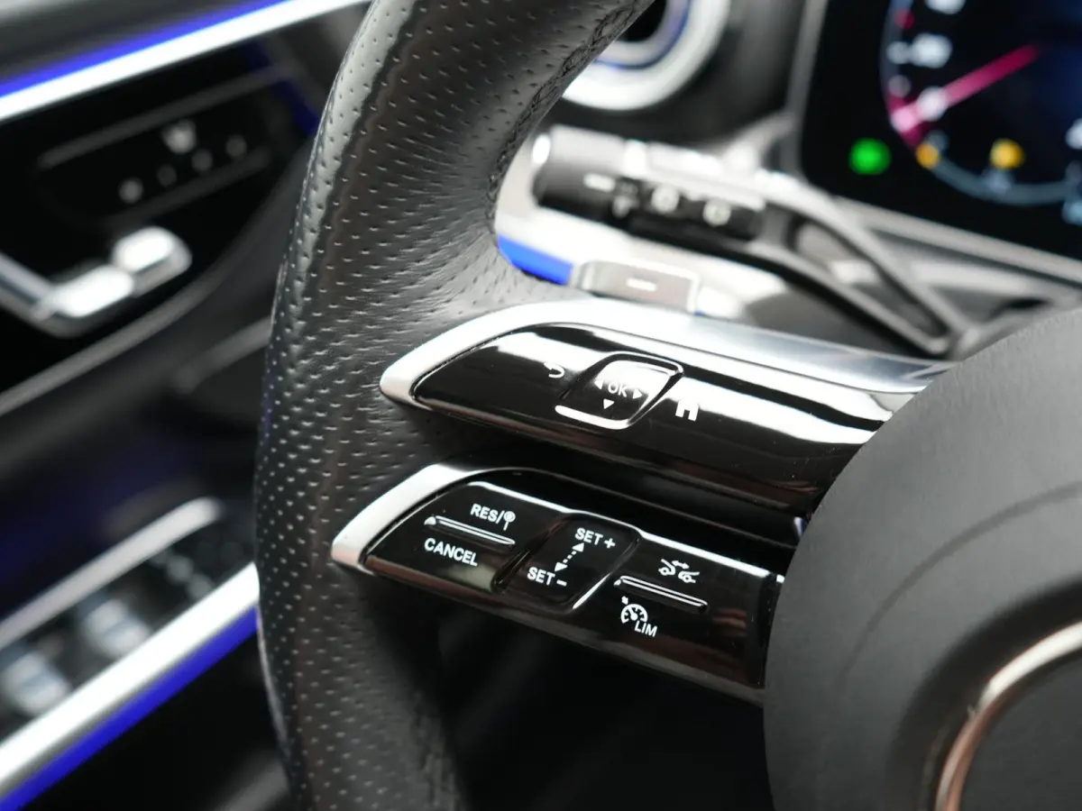 300 e AMG Line PHEV 313pk Dealer O.H | Trekhaak Af Fabriek | Panodak | Alcatara Sportstoelen Memory & Verwarmd | 360 Camera | Adaptive Cruise | Digital LED | BLIS | Sfeerverlichting | Apple 