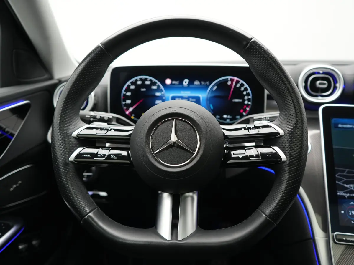300 e AMG Line PHEV 313pk Dealer O.H | Trekhaak Af Fabriek | Panodak | Alcatara Sportstoelen Memory & Verwarmd | 360 Camera | Adaptive Cruise | Digital LED | BLIS | Sfeerverlichting | Apple 