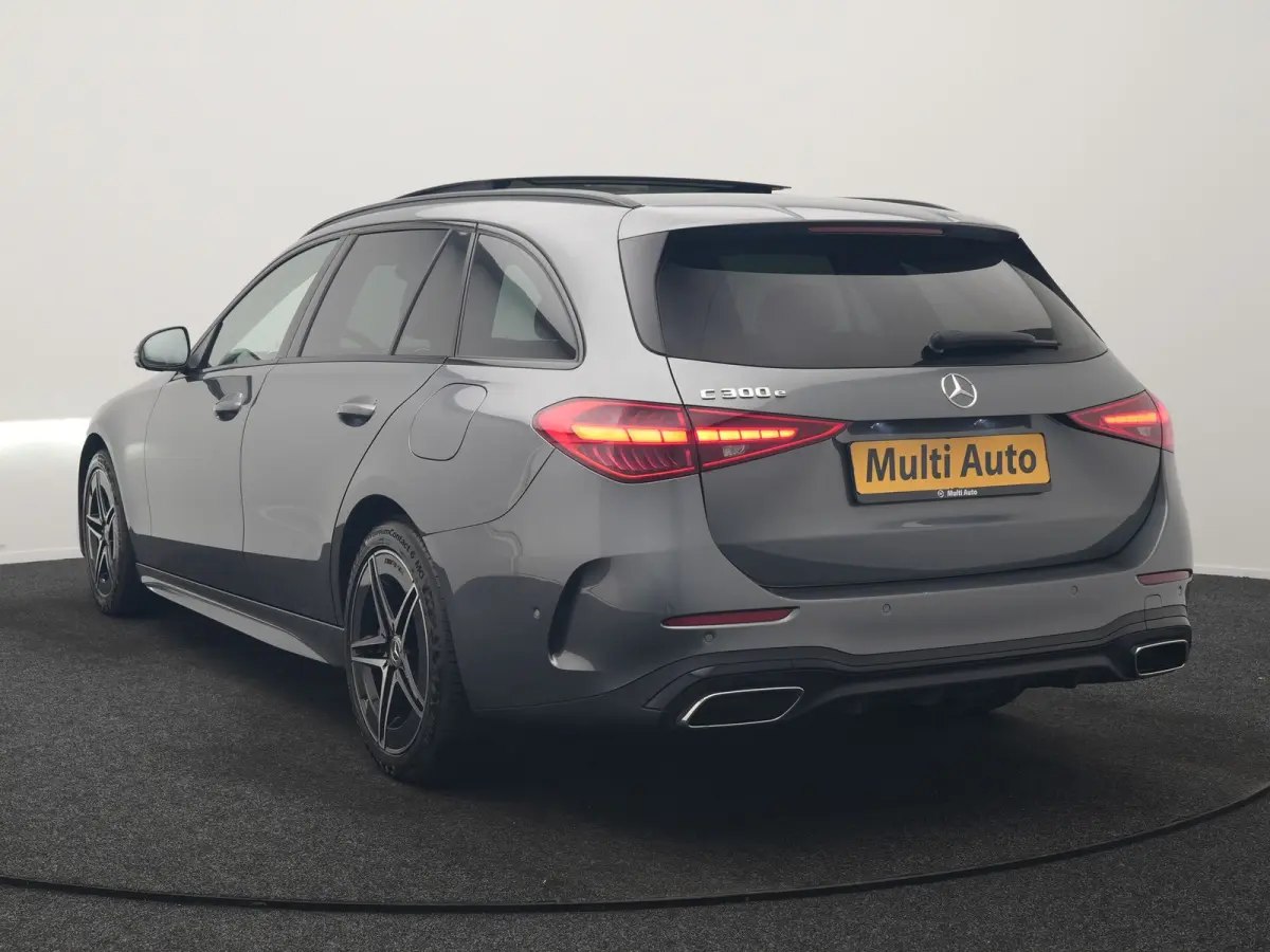 300 e AMG Line PHEV 313pk Dealer O.H | Trekhaak Af Fabriek | Panodak | Alcatara Sportstoelen Memory & Verwarmd | 360 Camera | Adaptive Cruise | Digital LED | BLIS | Sfeerverlichting | Apple 