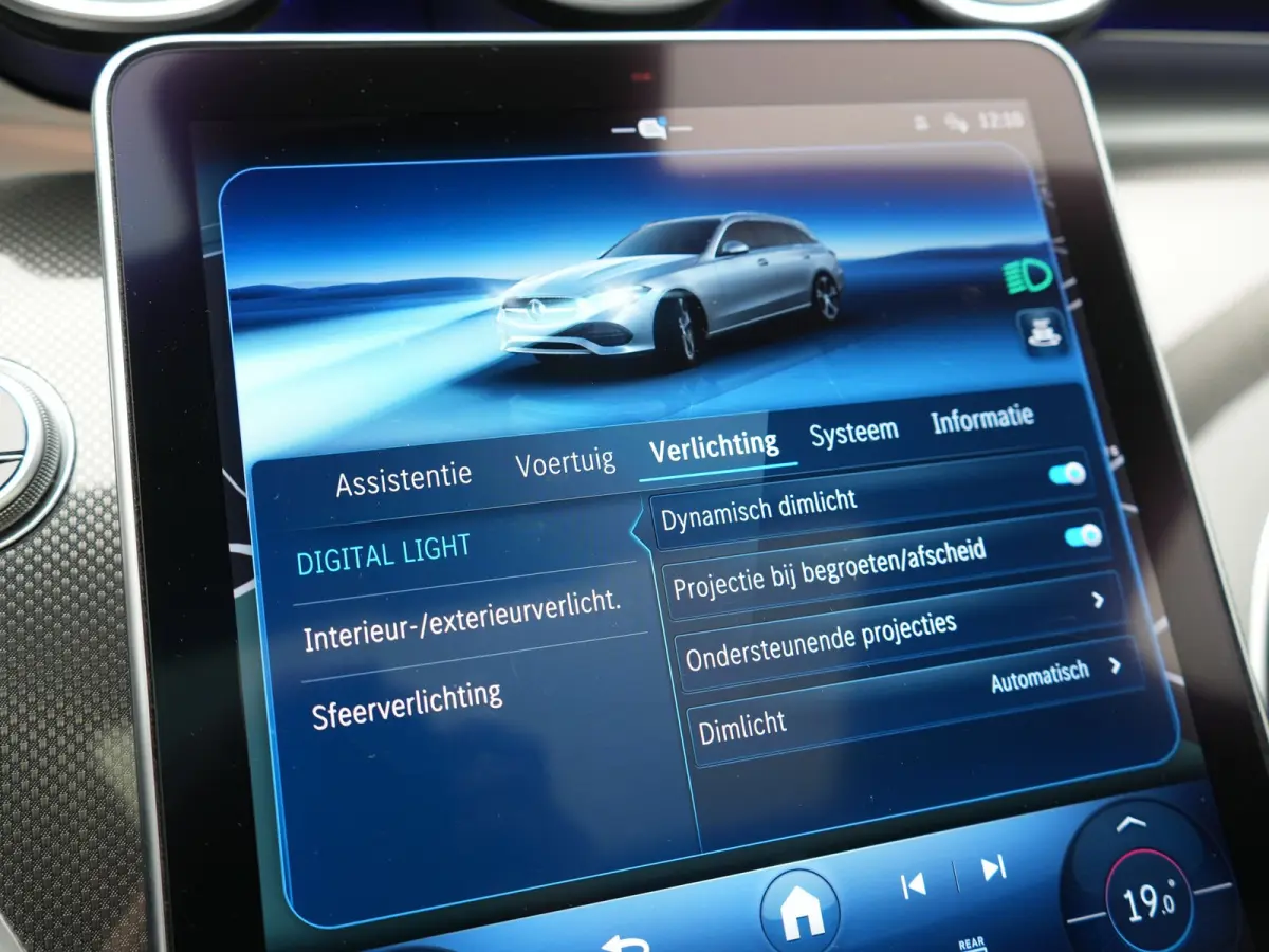 300 e AMG Line PHEV 313pk Dealer O.H | Trekhaak Af Fabriek | Panodak | Alcatara Sportstoelen Memory & Verwarmd | 360 Camera | Adaptive Cruise | Digital LED | BLIS | Sfeerverlichting | Apple 