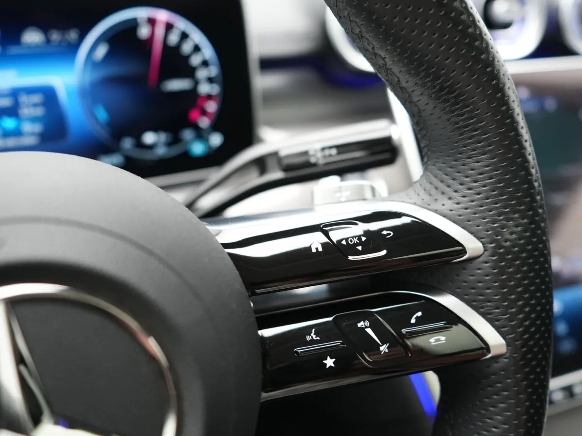 300 e AMG Line PHEV 313pk Dealer O.H | Trekhaak Af Fabriek | Panodak | Alcatara Sportstoelen Memory & Verwarmd | 360 Camera | Adaptive Cruise | Digital LED | BLIS | Sfeerverlichting | Apple 