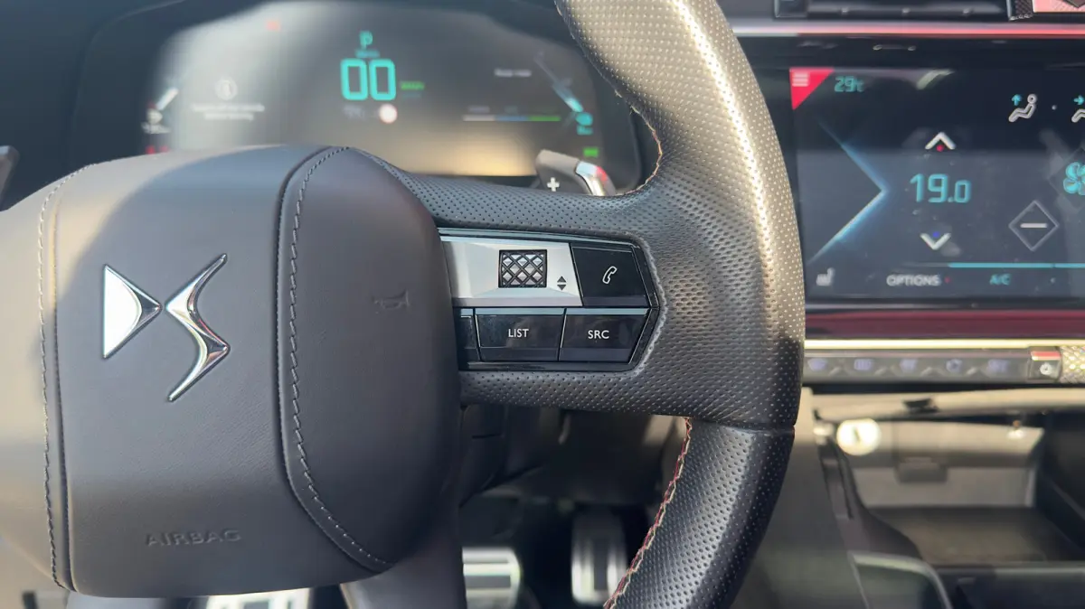 E-Tense 4x4 Performance Line+ | Trekhaak | Stoelverwarming Voor | Cruise Control | 360° Parkeercamera | Achterbank in delen neerklapbaar | Anti Blokkeer Systeem | Cruise control