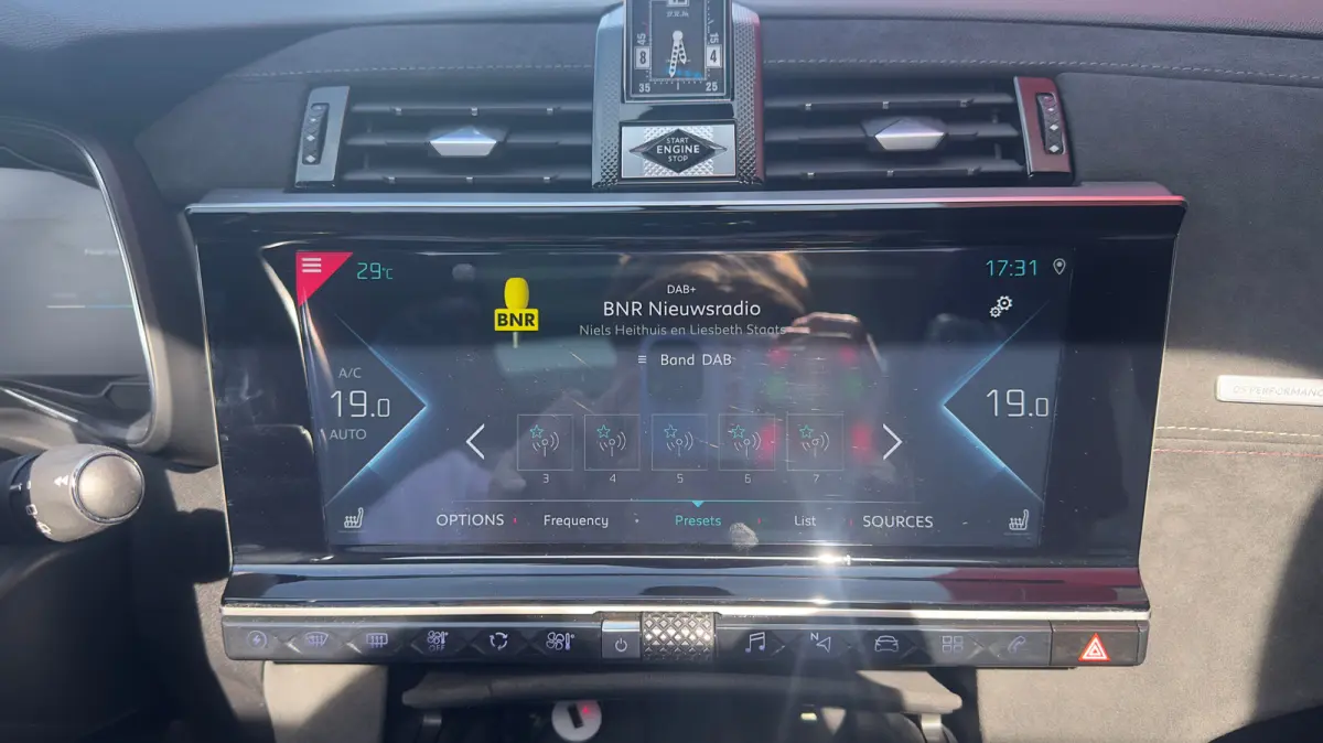 E-Tense 4x4 Performance Line+ | Trekhaak | Stoelverwarming Voor | Cruise Control | 360° Parkeercamera | Achterbank in delen neerklapbaar | Anti Blokkeer Systeem | Cruise control