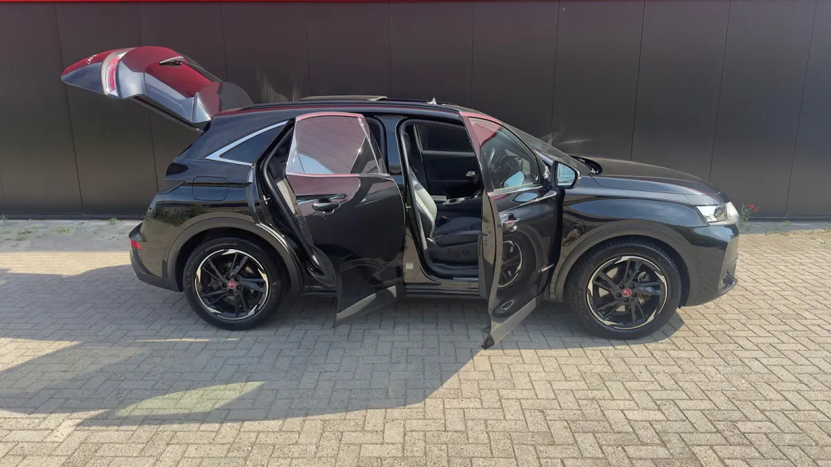 E-Tense 4x4 Performance Line+ | Trekhaak | Stoelverwarming Voor | Cruise Control | 360° Parkeercamera | Achterbank in delen neerklapbaar | Anti Blokkeer Systeem | Cruise control