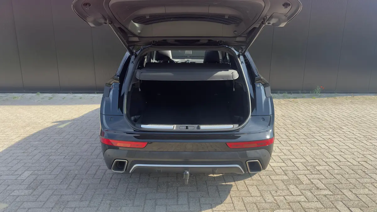 E-Tense 4x4 Performance Line+ | Trekhaak | Stoelverwarming Voor | Cruise Control | 360° Parkeercamera | Achterbank in delen neerklapbaar | Anti Blokkeer Systeem | Cruise control