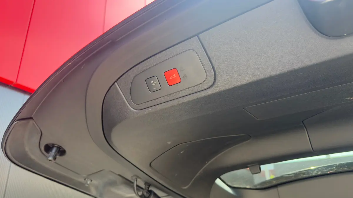 E-Tense 4x4 Performance Line+ | Trekhaak | Stoelverwarming Voor | Cruise Control | 360° Parkeercamera | Achterbank in delen neerklapbaar | Anti Blokkeer Systeem | Cruise control