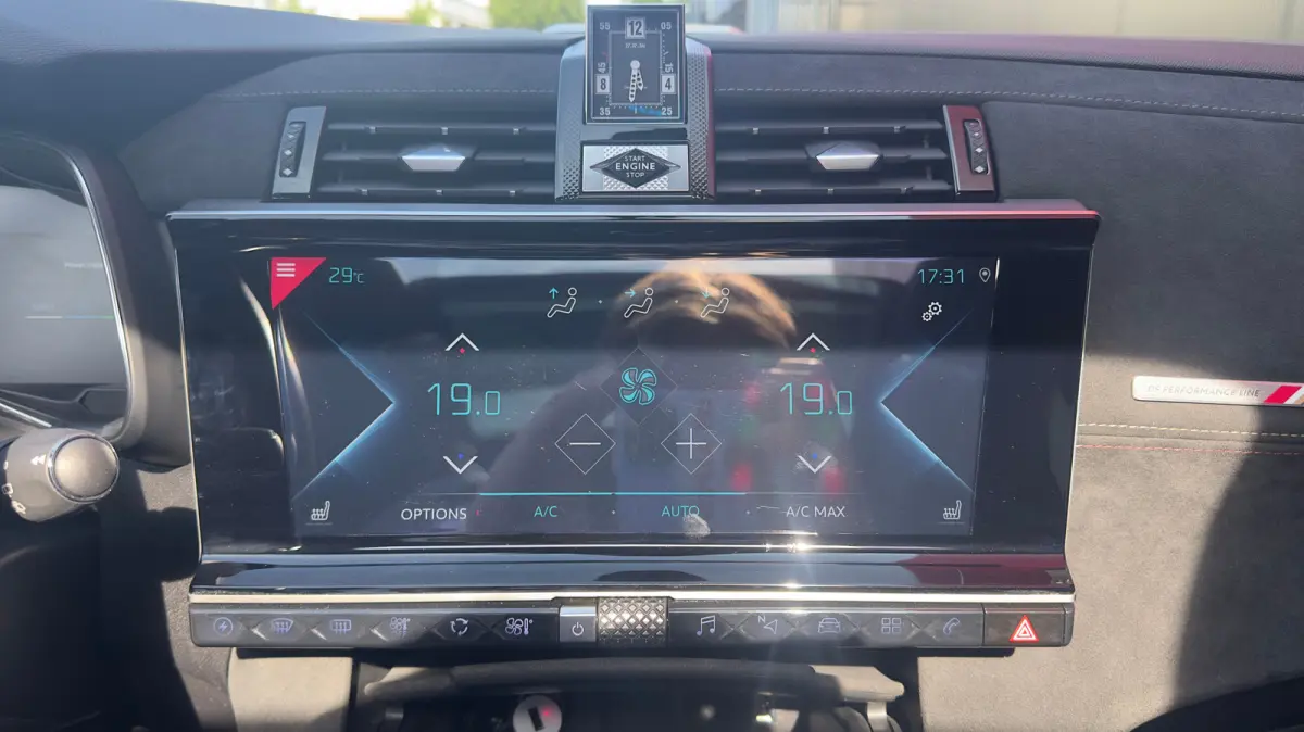 E-Tense 4x4 Performance Line+ | Trekhaak | Stoelverwarming Voor | Cruise Control | 360° Parkeercamera | Achterbank in delen neerklapbaar | Anti Blokkeer Systeem | Cruise control