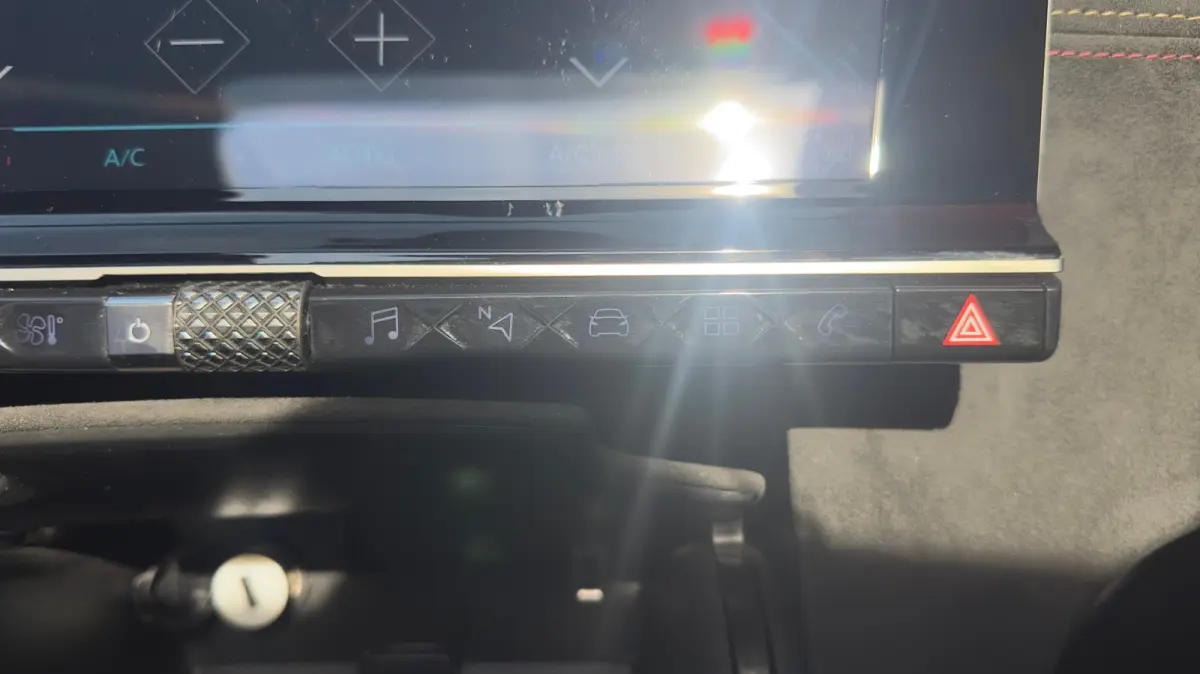 E-Tense 4x4 Performance Line+ | Trekhaak | Stoelverwarming Voor | Cruise Control | 360° Parkeercamera | Achterbank in delen neerklapbaar | Anti Blokkeer Systeem | Cruise control