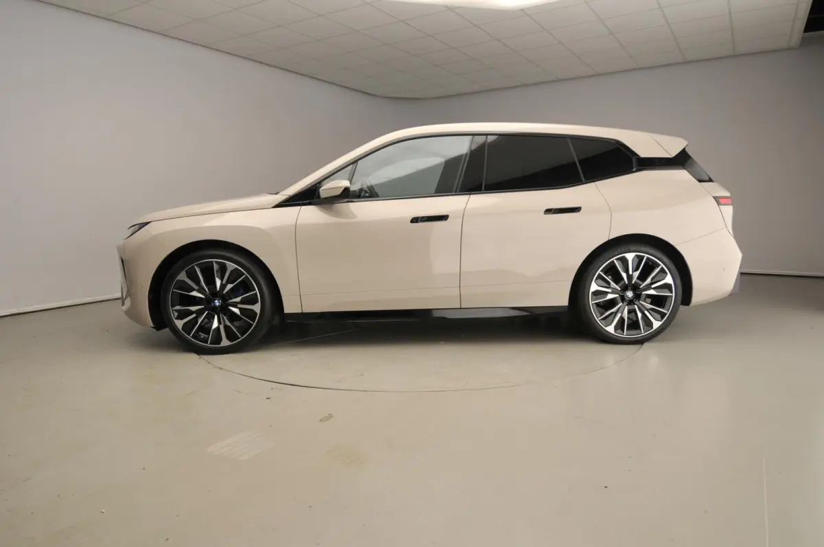 xDrive45 | M-Sportpakket | LED | HUD | Active cruise | Trekhaak | Keyles go | SOH 99% | DAB | Harman-kardon sound | Alu 23 inch