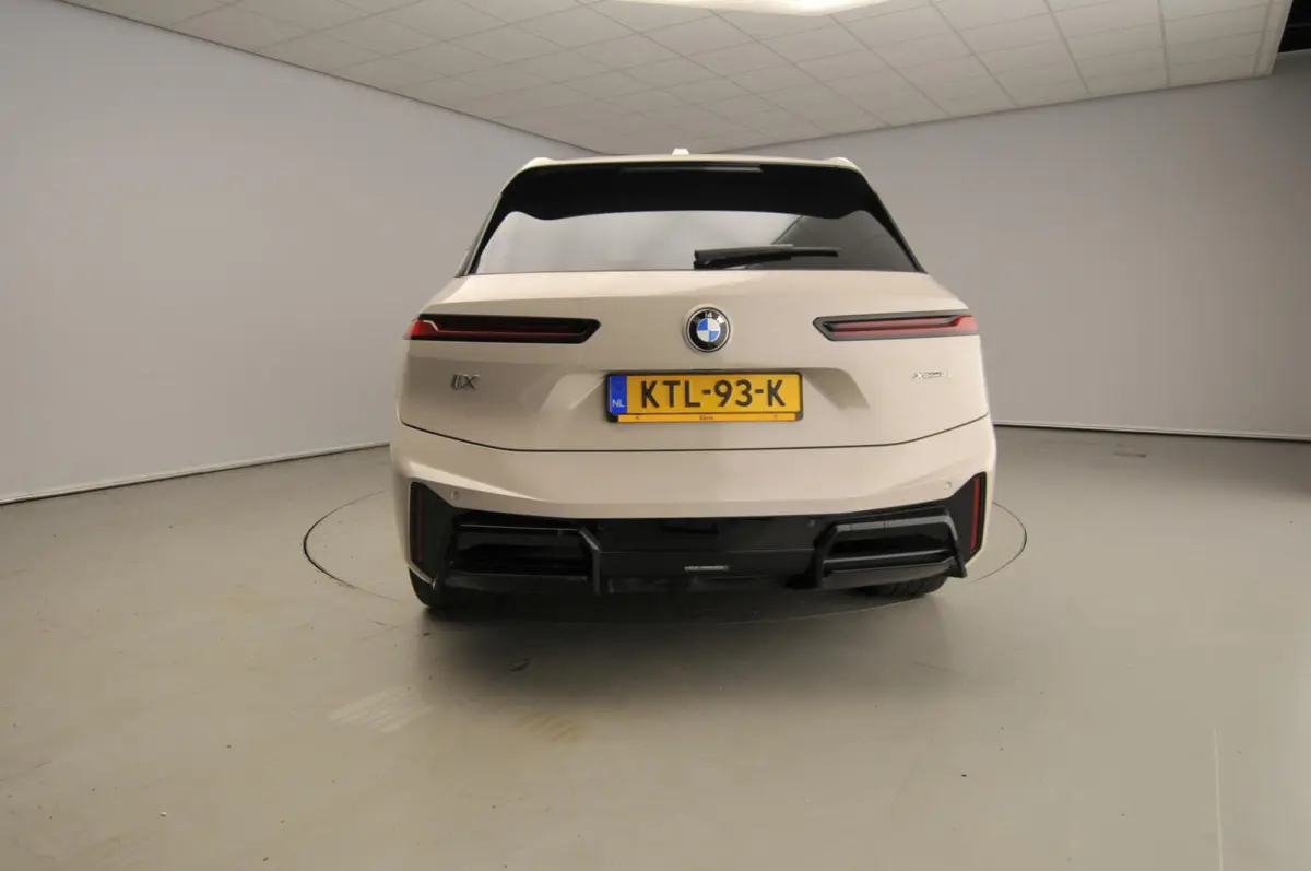 xDrive45 | M-Sportpakket | LED | HUD | Active cruise | Trekhaak | Keyles go | SOH 99% | DAB | Harman-kardon sound | Alu 23 inch