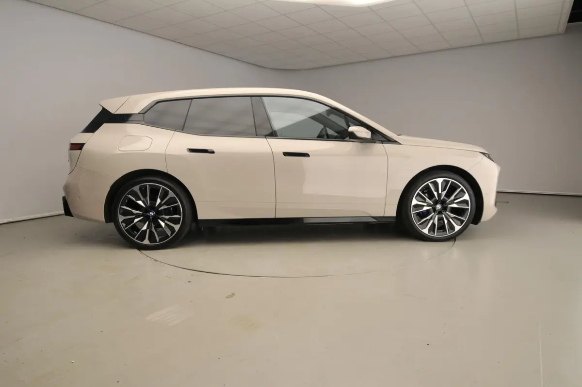xDrive45 | M-Sportpakket | LED | HUD | Active cruise | Trekhaak | Keyles go | SOH 99% | DAB | Harman-kardon sound | Alu 23 inch