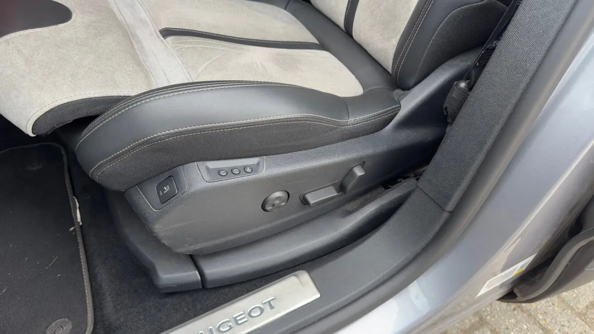 GT | Plug-In Hybride | GT-uitvoering | 360° Parkeercamera | FOCAL Audiosysteem | Stoelverwarming Voor | Stoelmassage Voor | Adaptieve Cruise Control | Climate Control | | Achteruitrijcamera