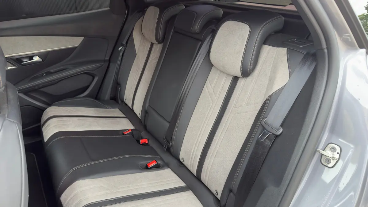 GT | Plug-In Hybride | GT-uitvoering | 360° Parkeercamera | FOCAL Audiosysteem | Stoelverwarming Voor | Stoelmassage Voor | Adaptieve Cruise Control | Climate Control | | Achteruitrijcamera