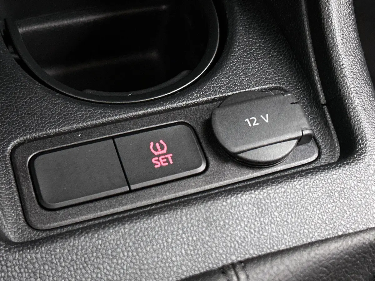 Up! Move 1.0 | 65 PK | Bluetooth | Maps + More | DAB+ | Airco |